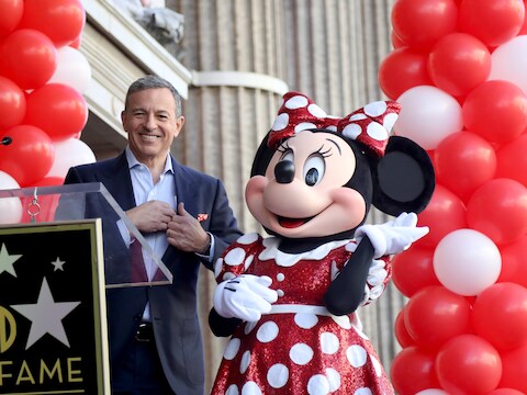 Bob Iger zet stapje terug bij Disney. Hier vergezelde hij Minnie Mouse nog toen ze een ster kreeg op de Hollywood Walk Of Fame. 
