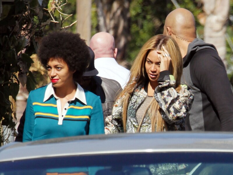 Solange (links), het jongere zusje van de succesvolle zangeres Beyoncé (rechts).