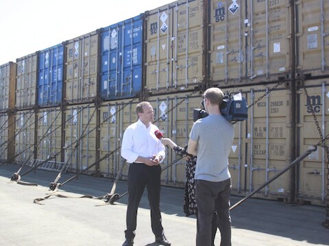 De Deense minister van Buitenlandse Zaken staat de pers te woord over de Syrische containers met chemische stoffen op een Deens vrachtschip.