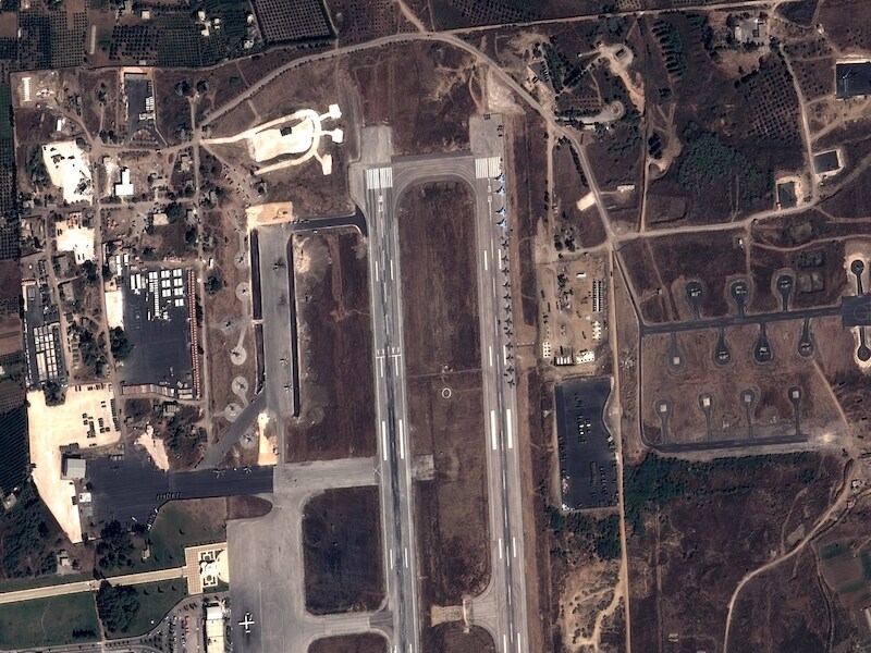 Eerder deze maand raakte al bekend dat Rusland gevechtsvliegtuigen en helikopters opstelde in de Syrische luchtmachtbasis bij Latakia.