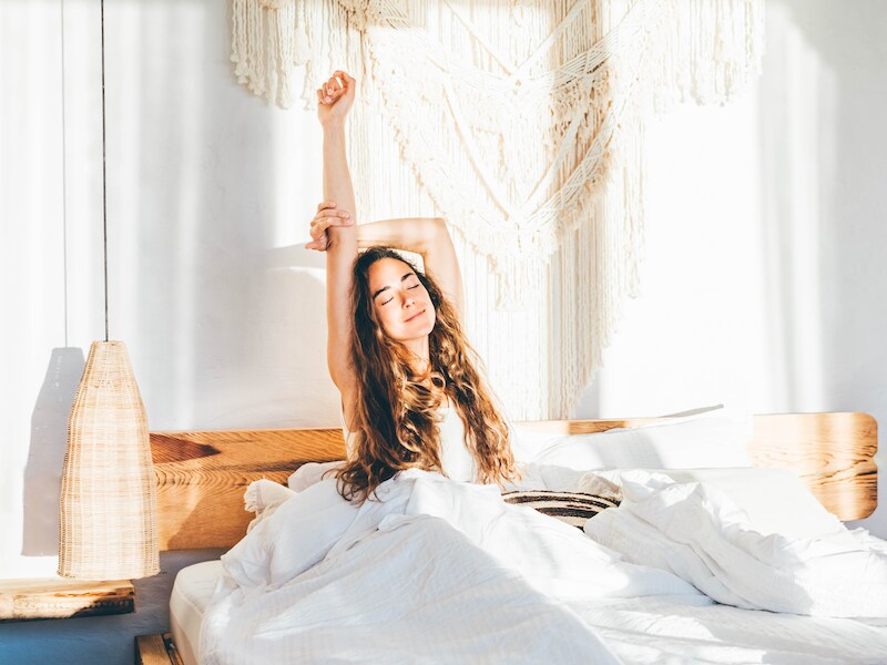 Wakker worden als de zon opkomt en meteen uit bed springen: welke voordelen brengt dit met zich mee? En hoe begin je eraan?