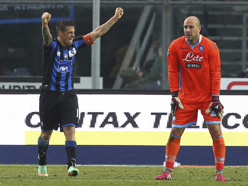 German Denis (l) was met twee goals en een assist de grote man bij Atalanta.