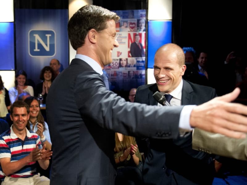 VVD-leider Mark Rutte (links) en zijn concurrent van de PvdA, Diederik Samsom (rechts).