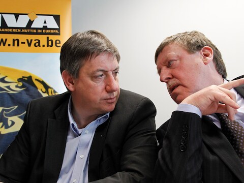Jan Jambon (l) en Siegfried Bracke van N-VA tijdens een persconferentie.
