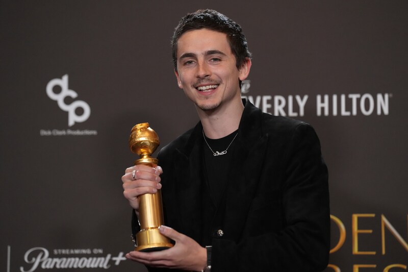 Timothée Chalamet poseert met zijn Golden Globe.