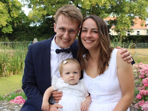 Een stralend koppel op het gemeentehuis van Alveringem: bruidspaar Juul en Danica met hun dochtertje Madeline (1).