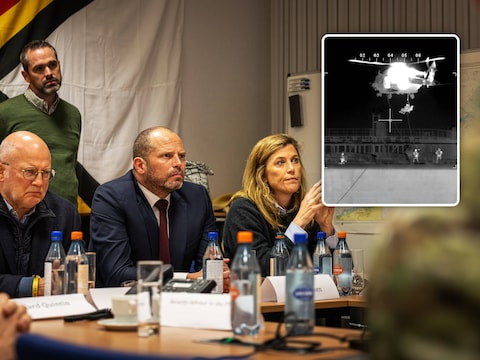 Minister van Defensie Theo Francken (N-VA) (midden) kon samen met minister van Mobiliteit Jean-Luc Crucke (Les Engagés) (links) en minister van Justitie en Noordzee Annelies Verlinden (CD&V) (rechts) de hele actie meevolgen vanuit de operationele commandopost.