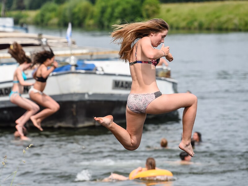 Zwemmen in waterlopen, kanalen en rivieren is verboden.