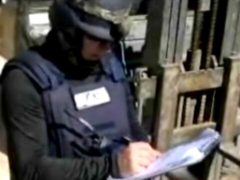 Een chemische wapenexpert in een productiefaciliteit in Syrië.