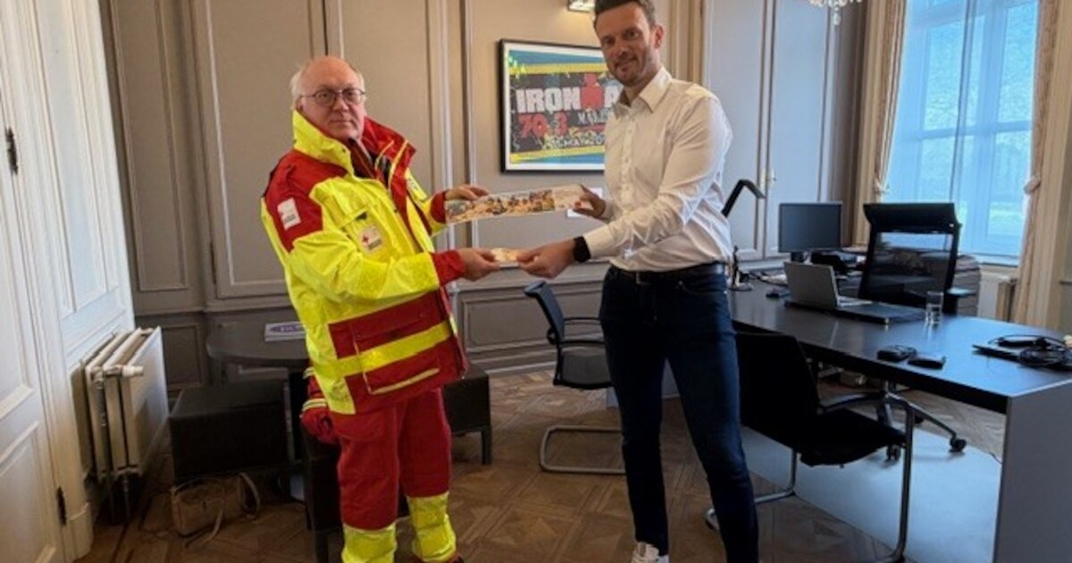 Burgemeester Vannieuwenhuyze koopt eerste Rode Kruis-pleisters: actie ...