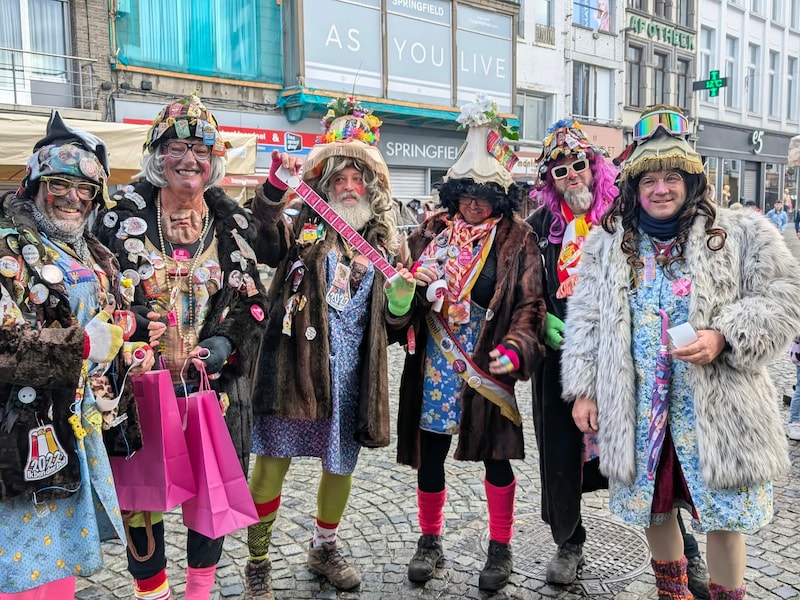Tijdens de zaterdagmarkt gingen Voil Jeanetten de straat op met de boodschap: 'Laat naar je borsten kijken'.