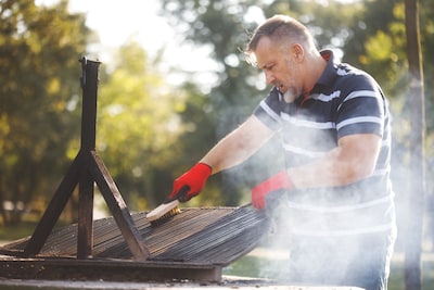 “Dit adviseer ik mijn klanten ook”: zo maak je je barbecue het makkelijkst proper, volgens expert