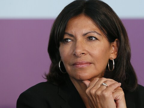 Burgemeester Anne Hidalgo wil aantonen dat Parijs zonder auto's kan en hoopt een steentje bij te dragen aan het terugdringen van de luchtvervuiling.