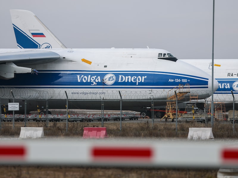 Illustratiebeeld. Russisch vrachtvliegtuig op de luchthaven van Leipzig. 