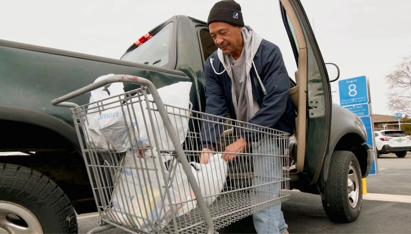 Lem Williams carga comestibles en su automóvil en Tulsa, Oklahoma. (23/01/26)