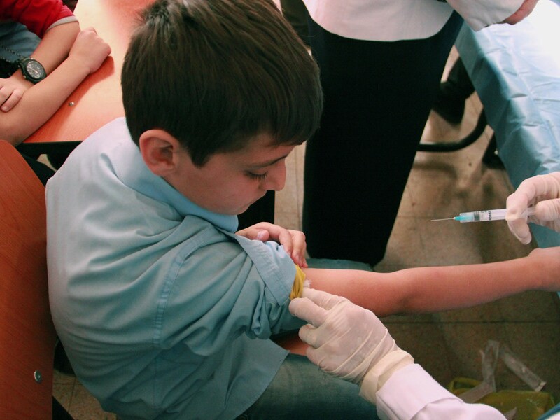 Een jongen krijgt een vaccin in Damascus tijdens en vaccinatiecampagne van UNICEF.