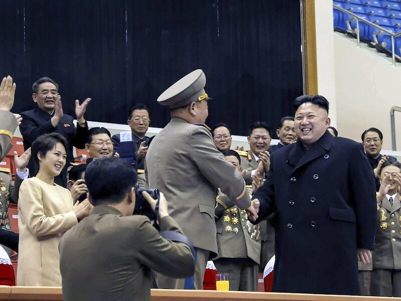 Kim Jong-un afgelopen week bij een militair sportevenement. Links zijn echtgenote Ri Sol-ju.