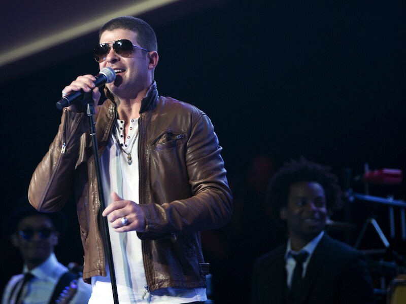 Zanger Robin Thicke op het podium.