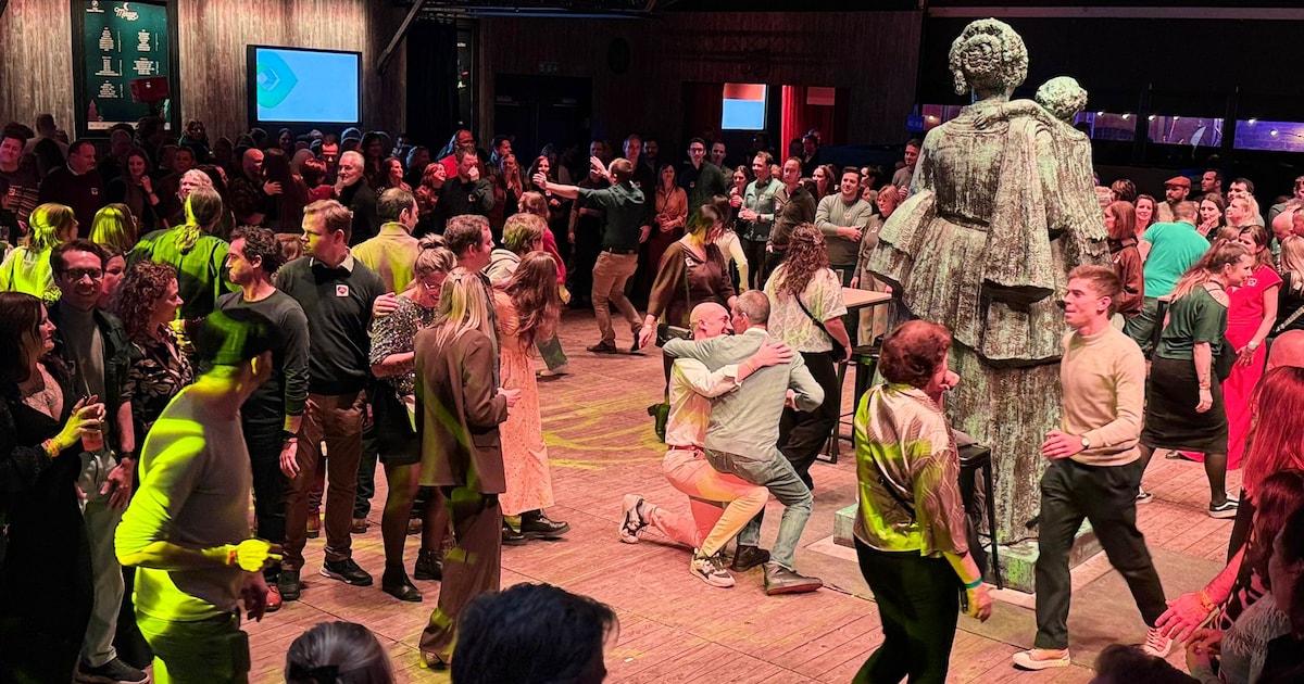 KIJK. 162 singles zoenen erop los tijdens kusjesdans: “Jullie snoepers hebben een record gevestigd!”