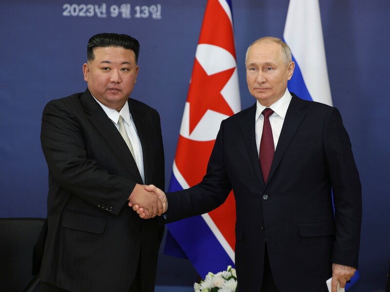 Kim Jong-un en Vladimir Poeti schudden elkaar de hand tijdens hun recent meeting.