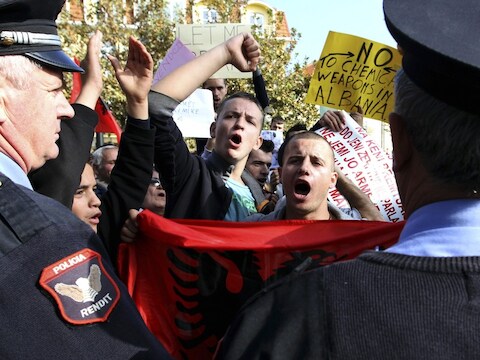 In Tirana trokken circa duizend studenten naar het parlement.