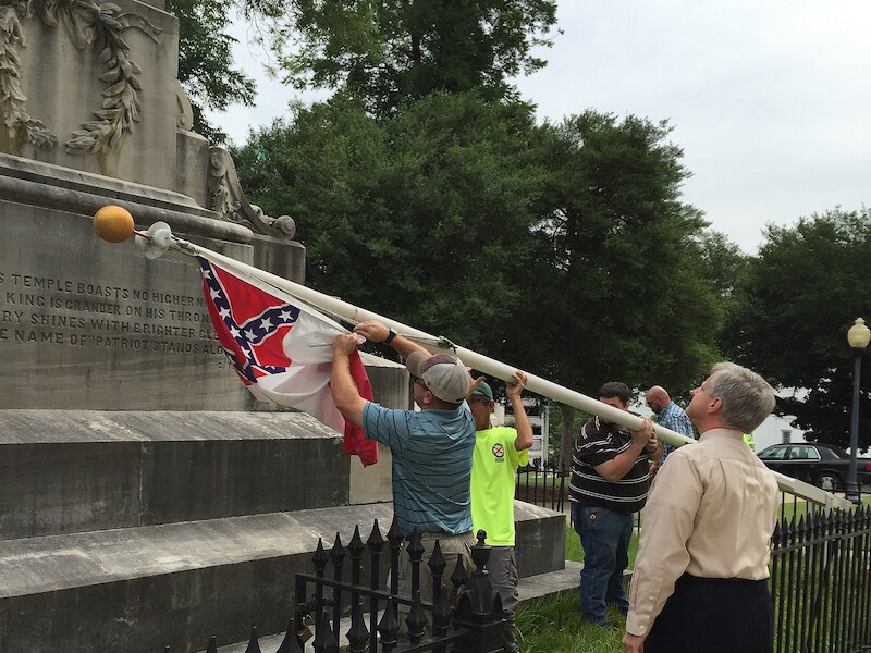 Bentley zei tegen plaatselijke media dat de verwijdering te maken heeft met de racistische moorden afgelopen week in South Carolina.
