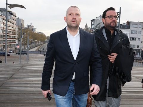 Sterrenchef Nick Bril en zijn advocaat Omar Souidi komen aan bij de Antwerpse rechtbank vorige maand.