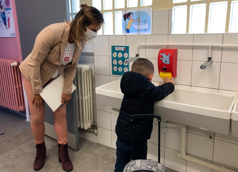 We wassen vaker onze handen, houden afstand en dragen een mondmasker.