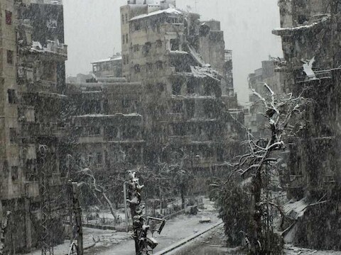 Verwoeste gebouwen in de momenteel besneeuwde Syrische stad Homs.