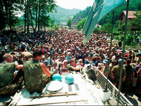 11 juli 1995: Bosnische moslims zoeken na de val van de enclave Srebrenica hun toevlucht tot de Nederlandse VN-basis in het nabijgelegen Potocari. De oprukkende Bosnisch-Servische troepen van generaal Ratko Mladic nemen ook de basis in en scheidden er mannen van vrouwen. In de dagen erna werden minstens 8.000 moslimmannen -en jongens vermoord.