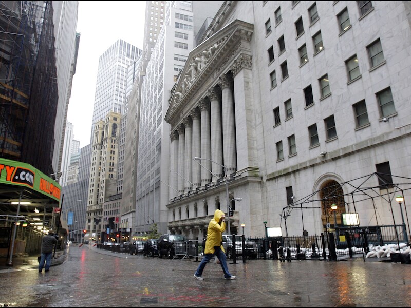Wall Street, het financiële hart van New York, ligt er verlaten bij.