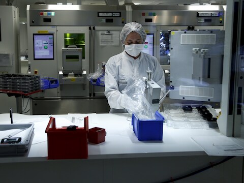 Een werknemer van Biocartis in het labo van het biotechbedrijf.