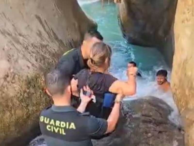 KIJK. Belgische toeriste krijgt paniekaanval in Spaanse canyon: beelden tonen hoe agenten haar redden