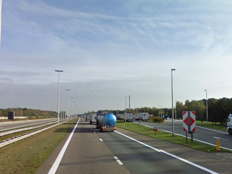 De parking langs de E19 in Brecht waar de drugskoerier het leven liet.