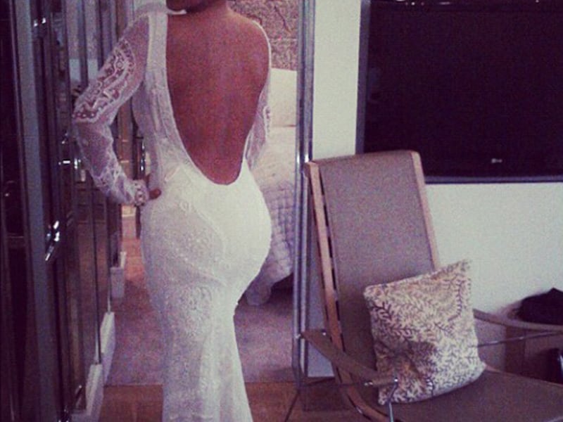 Kim K. poseert in een trouwjurk van Emilio Pucci. © Twitter @KimKardashian.