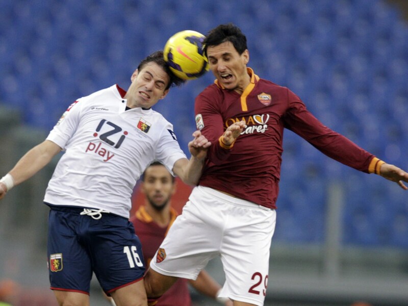 Nicolás Burdisso (r) namens AS Roma in actie tegen zijn nieuwe club Genoa.