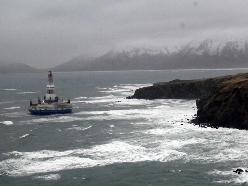 De Kulluk, een boorschip van Shell, strandde voor de kust van Alaska.