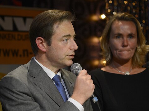 Een triomferende De Wever in de Zuiderkroon.