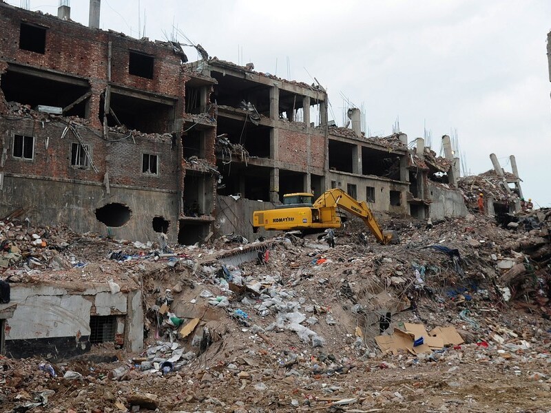 Er zijn inmiddels al 803 dodelijke slachtoffers geteld nadat een gebouw met textielateliers in Dhaka instortte.