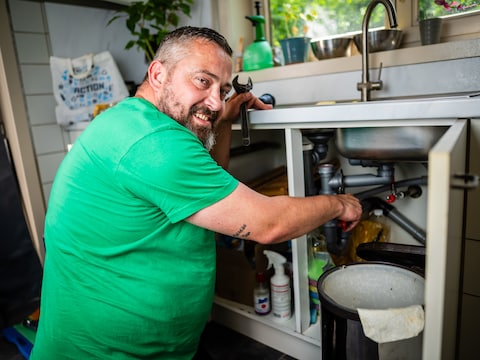 Timmy voert klusjes uit via de deeleconomie. Hij doet vooral sanitair werk.