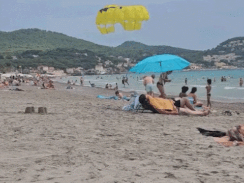 Greg en Alix kwamen hard neer nadat hun parasail was losgeraakt van de boot die hen voorttrok.
