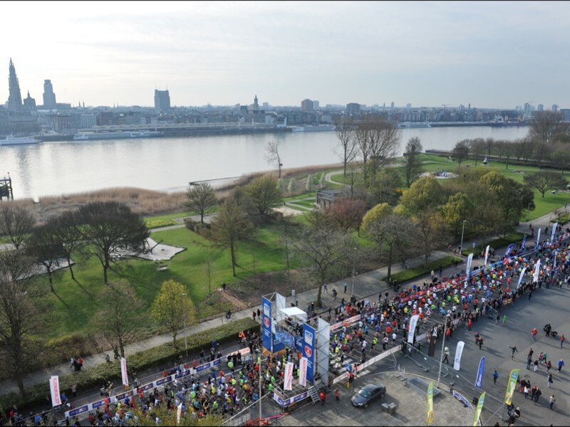 Antwerpen vanuit de lucht tijdens de Antwerp Marathon op 21 april 2013.