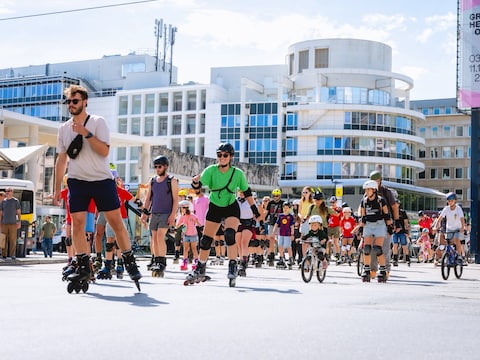 “Normaal zie je nooit mensen op skates in de stad, maar kijk nu.” Rollerparade schot in de roos