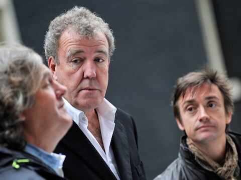 Top Gear-presentator Jeremy Clarkson (m.) met kompanen James May (l.) en Richard Hammond (r.).