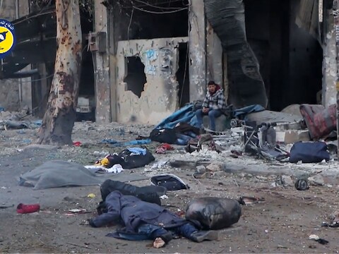 Beeld uit een video die de Syrische Burgerwacht (de zogenaamde 'Witte Helmen') gisteren vrijgaven.