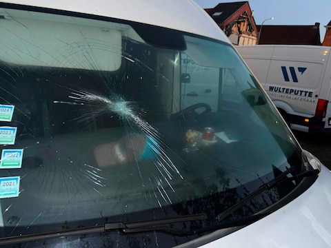 Van drie bestelwagens werd de voorruit ingeslagen