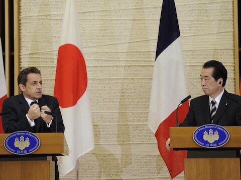 Nicolas Sarkozy is het eerste staatshoofd dat Japan bezoekt sinds de aardbeving van drie weken geleden.