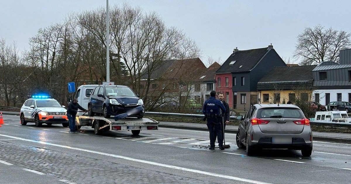 Twee bestuurders gewond naar ziekenhuis overgebracht na frontale ...