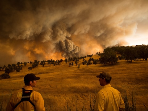 Twee brandweermannen observeren de bosbrand nabij Clearlake, Californië