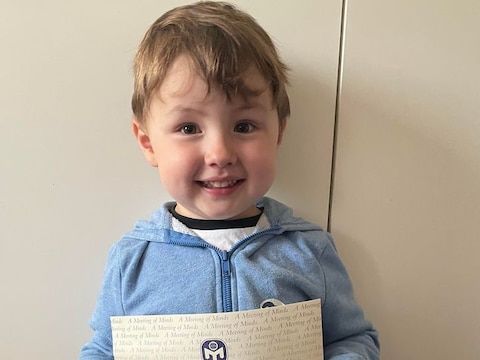 Teddy Hobbs met zijn certificaat van Mensa.